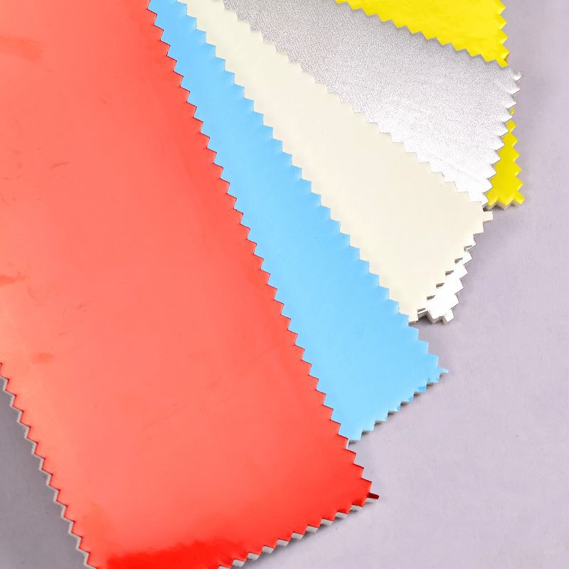 Como o couro TPU da bola de futebol afeta o giro da bola?